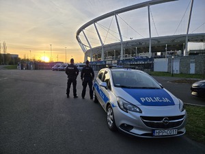 Zdjęcie przedstawia policjantów i Stadion Śląski