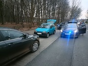 Zdjęcie radiowozu oraz kradzionego pojazdu