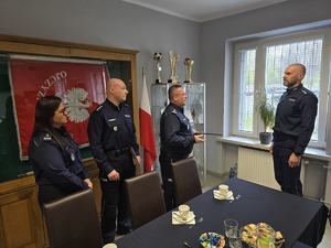 Na zdjęciu chorzowscy komendanci oraz awansujący policjant