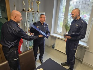 Na zdjęciu chorzowscy komendanci podczas wręczania upominku.