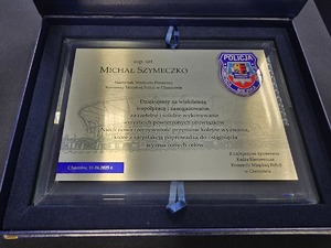 Na zdjęciu pamiątka wręczona policjantowi