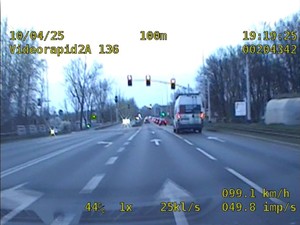 Na zdjęciu widok z policyjnego radiowozu na zarejestrowane wykroczenie