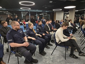 Na zdjęciu policjanci  i młodzież w sali konferencyjnej