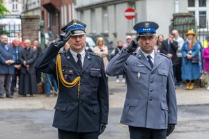 Zdjęcie przedstawia dwóch oficerów służb mundurowych. Źródło: naszemiasto.pl