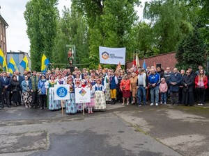 Na zdjęciu grupa ludzi uczestnicząca w pochodzie ognia. Flaga Huty Częstochowa i figuraśw. Floriana. Źródło: naszemiasto.pl