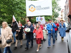 Na zdjęciu uczestnicy pochodu z transparentem z napisem: &quot;Huta Częstochowa&quot;; Źródło: naszemiasto.pl