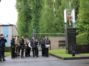 Na zdjęciu orkiestra pod pomnikiem Świętego Floriana. Źródło: naszemiasto.pl