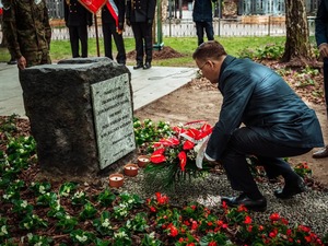 Na zdjęciu prezydent miasta składający kwiaty pod tablicą pamiatkową