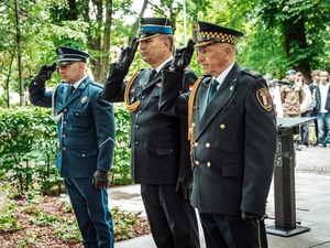 Na zdjęciu trzej przedstawiciele służb mundurowych oddający honor poległym