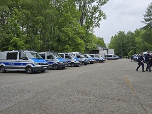 Na zdjęciu radiowozy i policjanci