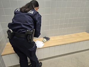 Na zdjęciu policjantka przygotowująca materiały do badania trzeźwości