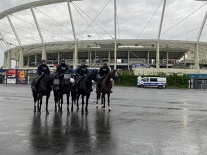 Na zdjęciu policjanci na koniach na tle stadionu