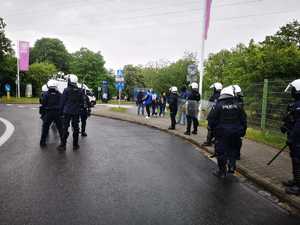 Na zdjęciu policjanci podczas przemarszu kibiców