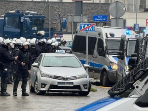 Na zdjęciu policjanci i armatka wodna