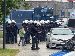 Na zdjęciu policjanci i armatka wodna