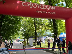 Na zdjęciu uczestnik wbiegający na metę