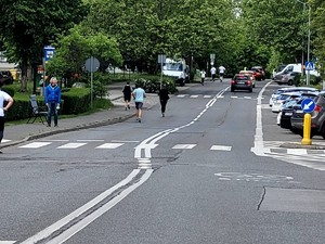 Na zdjęciu uczestnicy biegu biegnący po mieście