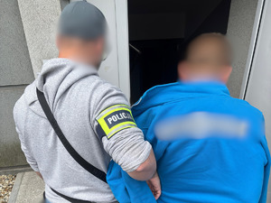 Na zdjęciu zatrzymany z policjantem