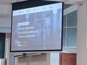 Na zdjęciu ekran z slajdem &quot;Pierwsze Śląskie Sympozjum „Prawa Człowieka w Służbie Publicznej. Teoria a Praktyka”