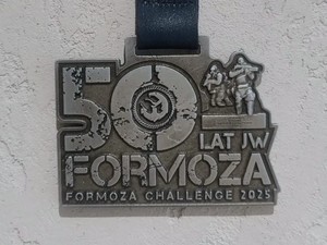 Na zdjęciu medal z napisem 50 lat JW Formoza Chellenge 2025
