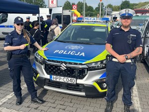 na zdjęciu policjant z policjantką obok radiowozu