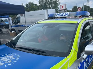 na zdjęciu policjanta w radiowozie z dzieckiem