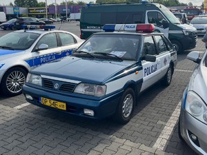 na zdjęciu stary i nowy radiowóz policyjny