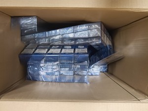 Na zdjęciu paczki papierosów w pudle kartonowym
