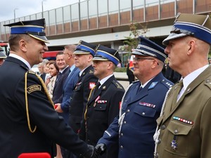 Na zdjęciu oficerowie służb mundurowych , Prezydent Chorzowa oraz zaproszeni goście na tle wiaduktu