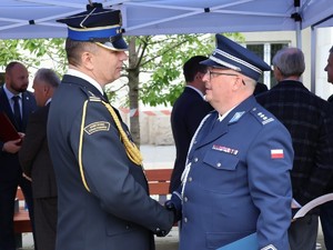 Na zdjęciu Komendant Straży Pożarnej w Chorzowie i Komendant Miejski Policji w Chorzowie podający sobie dłoń