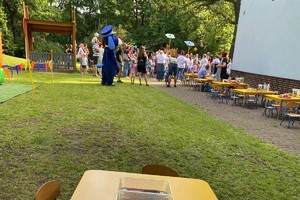 Na zdjęciu uczestnicy festynu i sznupek na terenie przedszkola