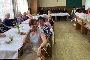 Na zdjęciu uczestnicy debaty oraz dzielnicowi siedzący przy stołach