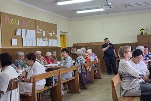 Na zdjęciu uczestnicy debaty oraz dzielnicowy