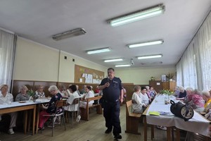 Na zdjęciu uczestnicy debaty oraz dzielnicowy