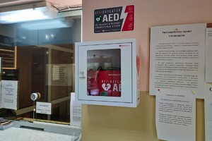 Na zdjęciu automatyczny defiblyrator zewnętrzny