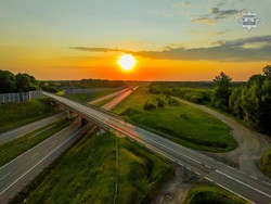Na grafice autostrada w trakcie zachodu słońca