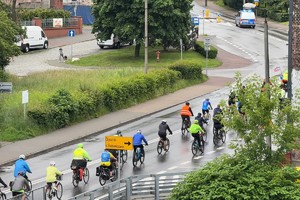 Na zdjęciu radiowóz prowadzący rowerzystów na trasie przejazdu