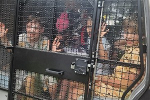 Na zdjęciu dzieci w radiowozie