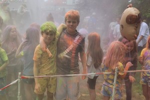 Na zdjęciu grupa dzieci uczestnicząca w festynie