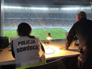 na fotografii widoczne jest stanowisko dowódcy zabezpieczenia meczu