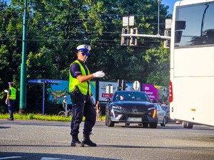 fotografia przedstawia funkcjonariusza kierującego ruchem
