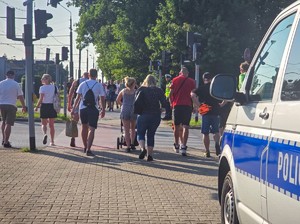 fotografia przedstawia kibiców zmierzających na mecz