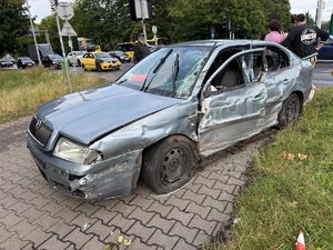Na zdjęciu rozbity, uszkodzony samochód osobowy