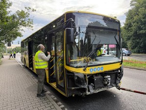 Na zdjęciu autobus z uszkodzonym, rozbitym przodem