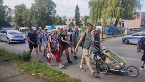 Na zdjęciu uczestnicy pielgrzymi a za nimi radiowóz