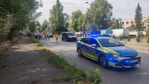 Na zdjęciu uczestnicy pielgrzymi a przed nimi radiowóz