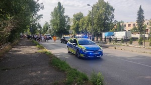 Na zdjęciu uczestnicy pielgrzymi a przed nimi radiowóz