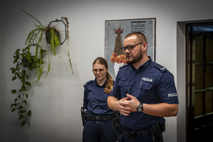 Na zdjęciu policjantka i policjant