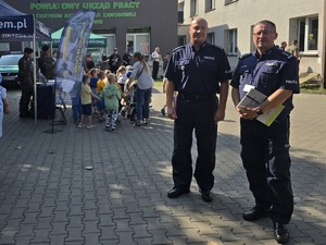 Na zdjęciu Komendant i Zastępca Komendanta Miejskiego Policji w Chorzowie przed budynkiem Urzędu Pracy w Chorzowie