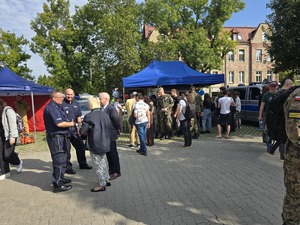 Na zdjęciu Komendant i Zastępca Komendanta Miejskiego Policji w Chorzowie, gruba ludzi i dwa namioty z niebieskim dachem